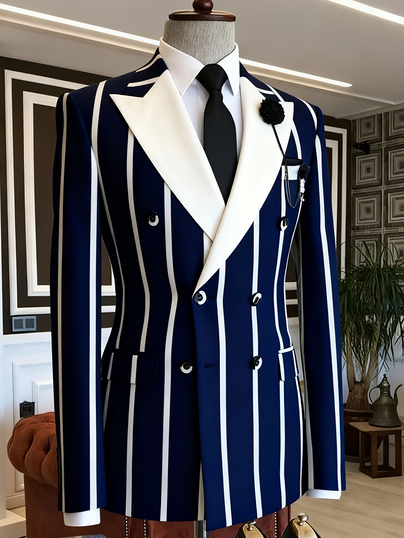 Men Formal Wear Outfits - เสื้อเบลเซอร์ผู้ชายทรงสลิมฟิตสำหรับธุรกิจ กระดุมสองแถวสีน้ำเงินกรมท่า ตกแต่งแถบลายดอกไม้ที่ปกเสื้อ พร้อมเข็มกลัดดอกไม้ เหมาะสำหรับงานแต่งงาน เจ้าบ่าว